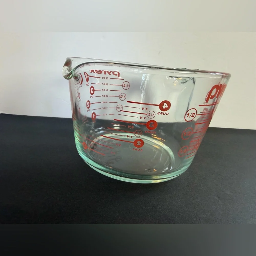 Pyrex 4 Cup Glass Measuring Cup 32oz Red Letters Made USA Open Handle EUC